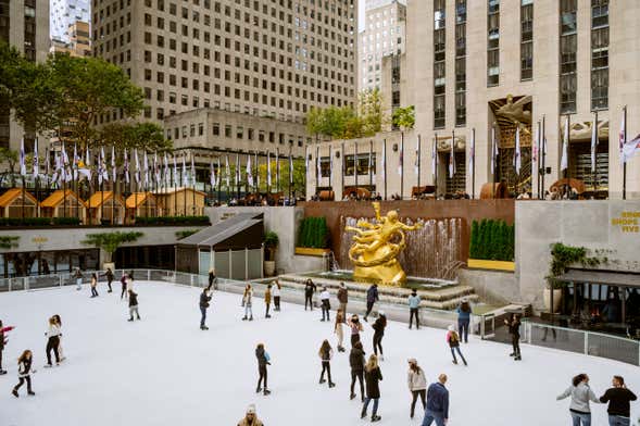 Entrada a The Rink, la pista de patinaje sobre hielo de Rockefeller Center