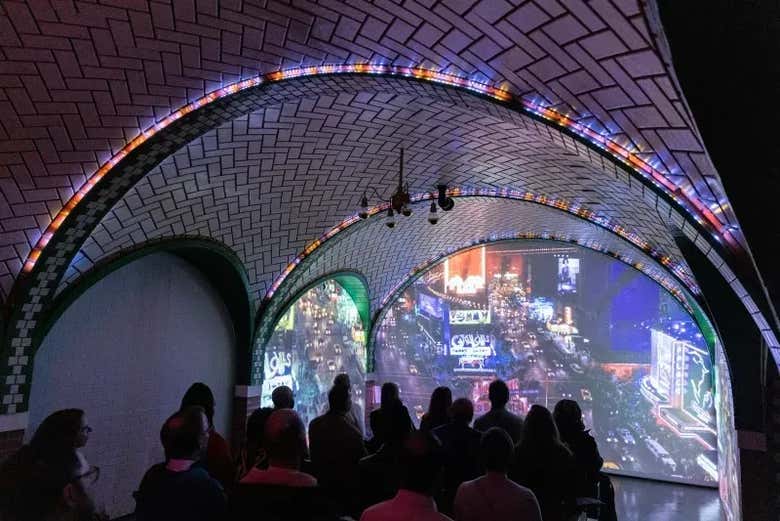 La sala de proyecciones recrea la estación de City Hall