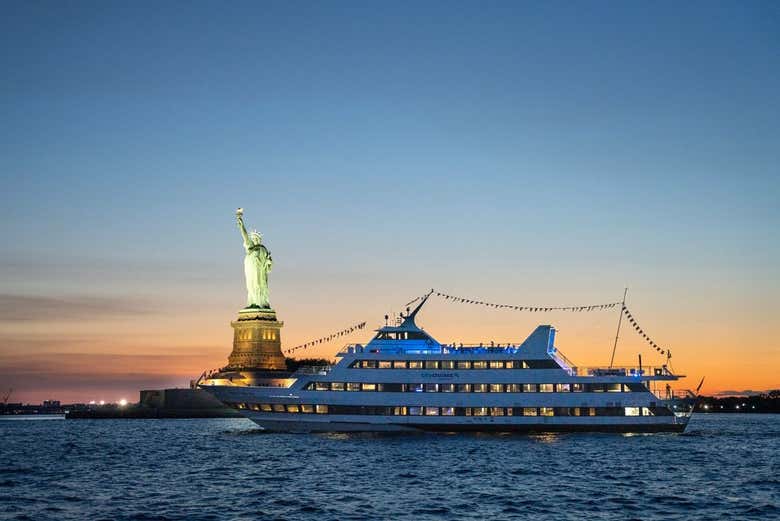 Crucero nocturno en aguas de Manhattan