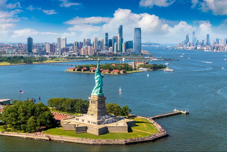 Estatua de la Libertad con los edificios de Nueva York de fondo