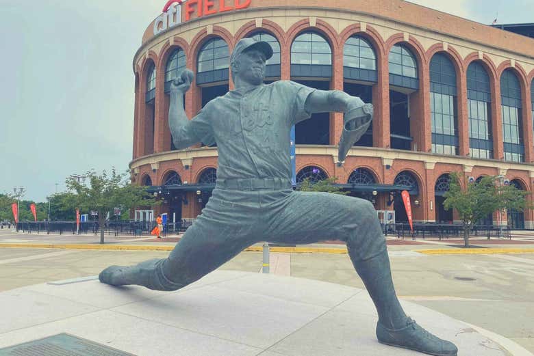 Estatua de un jugador ante el Citi Field