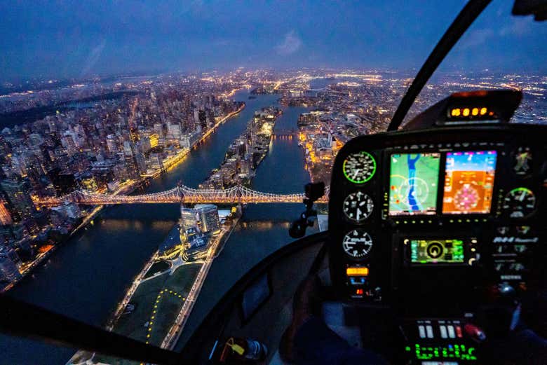 Sobrevolando Nueva York en helicóptero al anochecer