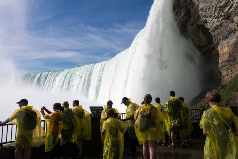 Varios turistas disfrutando de las Cataratas del Niágara