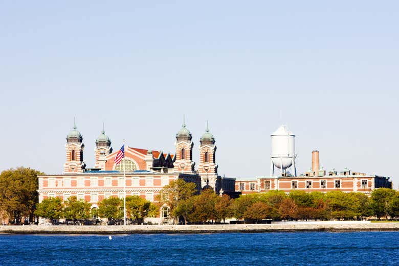Pasando junto a Ellis Island