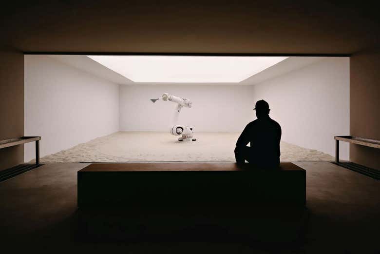 Contemplando una de las exposiciones