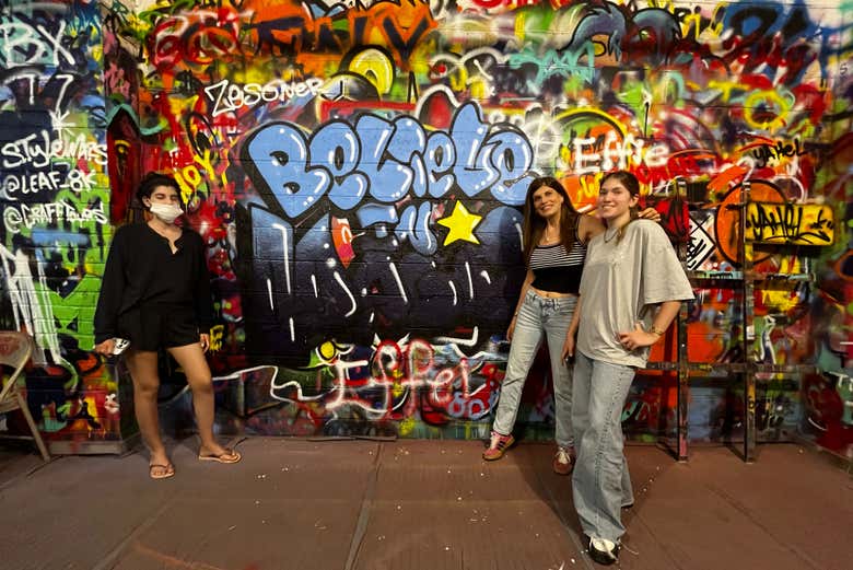 Posando junto a los grafitis