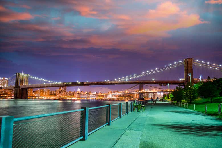 El puente de Brooklyn por la noche