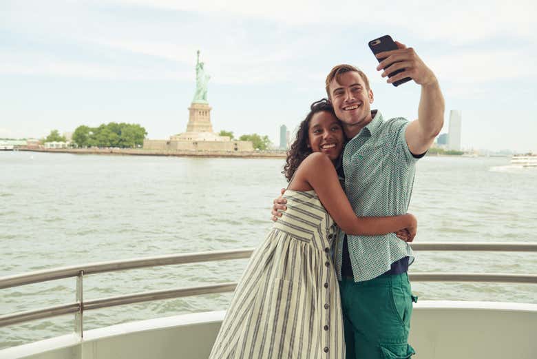 Pareja disfrutando del paseo en barco
